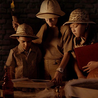 lost-mummy-groupd-of-children Kids playing the themed game